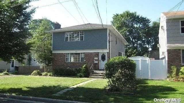 This Rental is on the 2nd floor of a legal two-family house. It is very bright and in mint condition. 3 bedrooms and 1 full bath, with laundry on the same level. Best of all, in a convenient location within walking distance to Syosset Train Station. And of course, award winning Syosset schools.