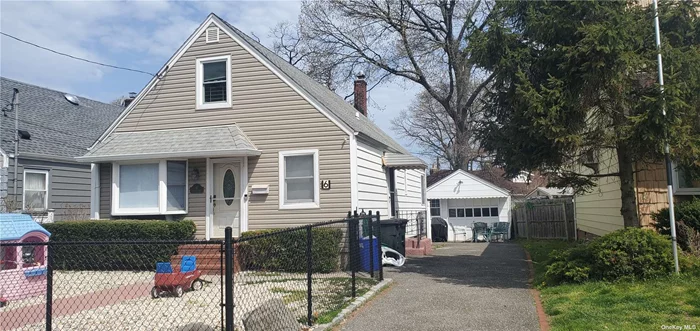 4 bed 2 bath move in ready cape in the heart of inwood close to the inwood country club and the lirr lots of new updates such as kosher kitchen, split units throughout, new gas boiler, and a finished basement NOT in a flood zone