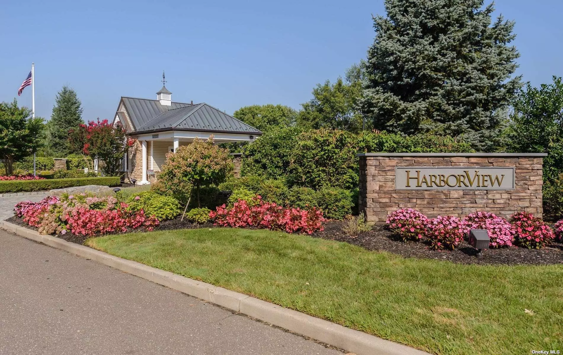 Free standing Harborview townhome(55+ Gated)3996sqft Private location with beautiful golf course & pond views. Primary suite on main floor, bright and sunny Lr & DR with cathedral ceiling. EIK with Viking Appliances, family room w/fp and private spacious patio.