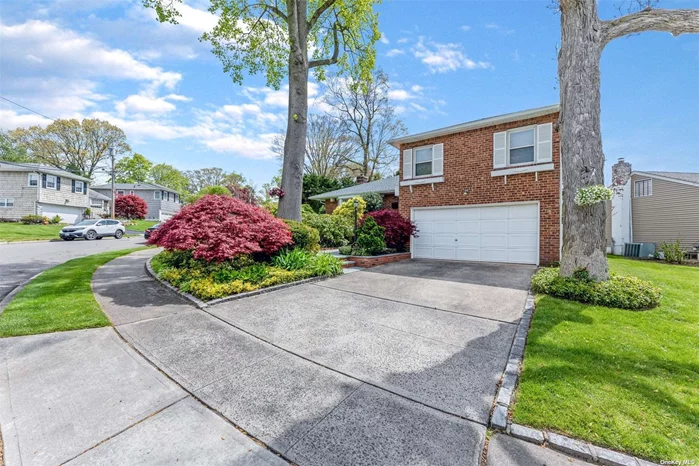 This 3 bed, 2.5 bath New Salem brick home is an entertainer&rsquo;s delight with an in-ground pool and spa, cabana, and a large deck for summer living. The completely renovated kitchen by Ken Kelly features hardwood cabinets and granite countertops. A finished basement with an office has a separate entrance leading to the backyard. Additional highlights include: central air conditioning, hardwood floors, in ground sprinkler system, new security system, new roof, and attached 2-car garage.