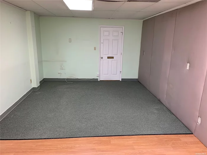 Great Neck - 300 Square Foot Office On 2nd Floor Of Building On Great Neck Road. Rent Includes Heat, Electric, Air Conditioning, Common Area Charges. Perfect For Any Type Of Office Use. Convenient To Great Neck LIRR, Shopping And Transportation.