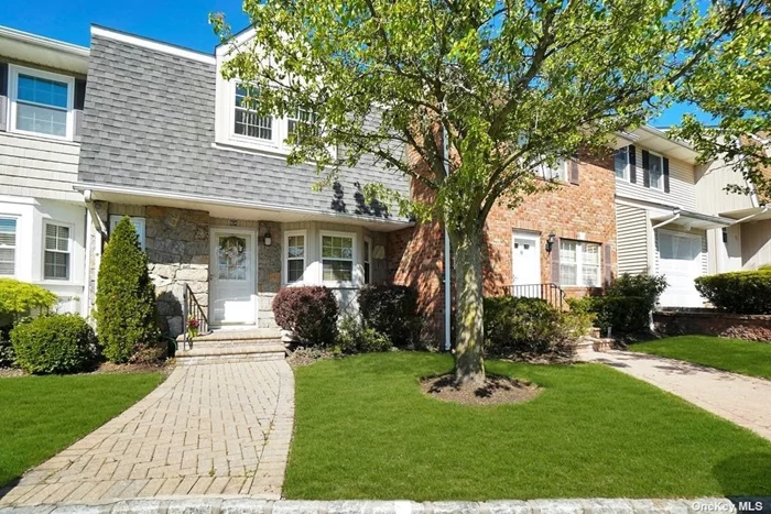 Location! Country Club style living at Woodland Pond Community. The desirable Birch Model features 3 Bedrooms, 2 1/2 Baths, updated Kitchen and Baths and Full Basement. Syosset Schools. Close to shopping, train and park.