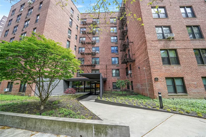 Beautiful co-op in a tree-line block of Briarwood, Queens. This spacious apartment has 2 bedrooms, 2 baths, living-rm and an eat in kitchen. Master bedroom with ensuite provides a full bath with standup shower. Excellent location! Close to shopping, restaurants and public transportation.