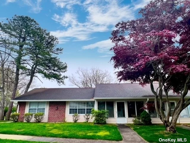 Lovely well-maintained Baronet. Excellent location within walking distrance to clubhouse, pool and golf course. Faces the court so guests can park in front and enter through the front door. Updated a/c system, newer appliances, walk-in shower. New roof and vinyl siding.