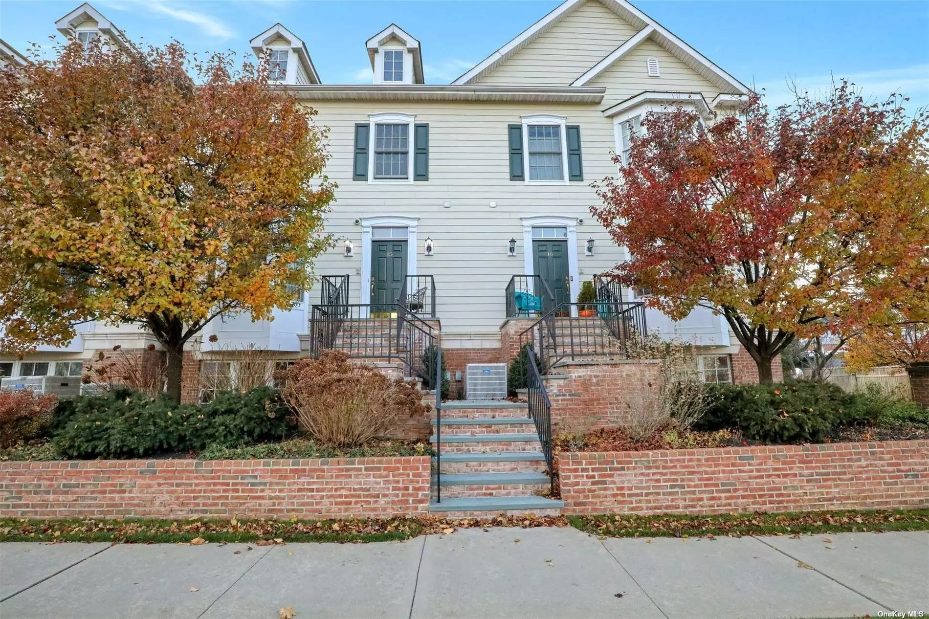 Welcome to this sunny updated Mariners Walk Townhouse. This 2 bedroom 2 1/2 bath townhouse has gleaming wood floors, stainless appliances, Top quality throughout, beautiful molding and more... If you are looking for a turnkey Condo in the heart of Historic Oyster Bay this could be the one you were waiting for. The amenities include Clubhouse with kitchen and gym. Beach is minutes away along with shopping, restaurants and more.