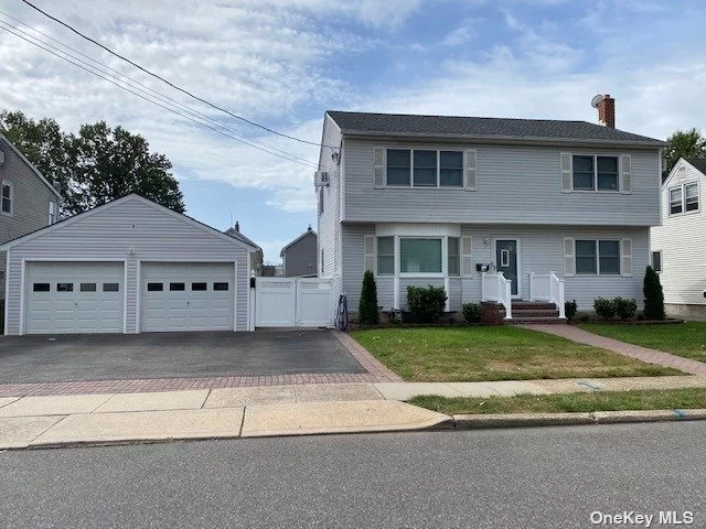 2nd Floor Of House. Bright And Large Living Room, EIK/Dining Area. 2 Bedrooms,  Renovated 1 New Full Bathroom. Washer/ Dryer. Close To Everything.