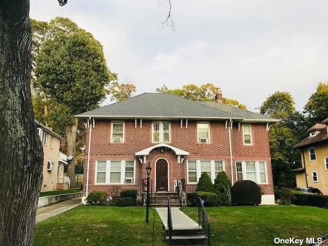 Holliswood 7 Bedrooms 3.5 Baths Colonial Brick Home For Rent. Home Features Formal Living / Dining Room, Fireplace , High Ceilings, Spacious Bedrooms. Very Large Back Yard For Entertaining & Much Much More!!!