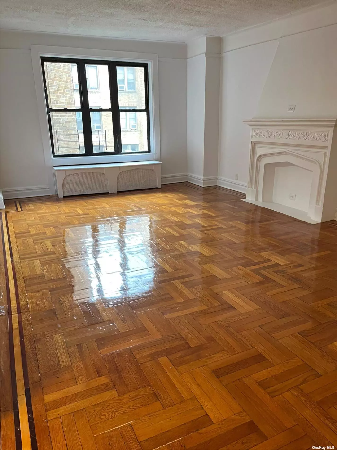 Newly renovated and spacious apartment in the heart of Flushing. Walking distance to subway, LIRR, buses. Restaurants and supermarkets are one block away. The unit features hardwood floor , eat in kitchen and huge living room and bedroom. The landlord offered two months free for the first year. The average price will be 1850/m for the first year.Pet under 35 lbs allowed.