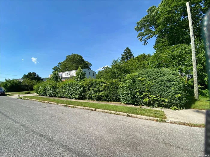 1 Family Can Be Converted To 3 Family. Lot Size 168 X 85 Irregula. Private Driveway For 4 Cars. Huge Front And Backyard. Close To European Delis. 15 Minute Walk To Train. Hardwood Floors...Oversized Property, This House Has A Lot Of Potential...!!!