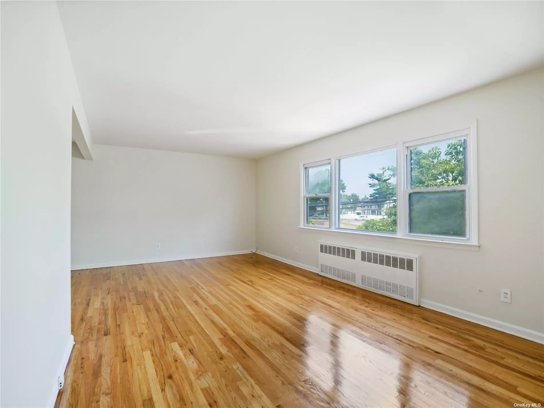 Excellent Opportunity To Rent A Beautiful 2nd Floor 3 Large Br, 1.5 Bath Apartment In A Private House Located In Prime Bayside. Ample Parking On This Private Street. Walking Distance To Bell Blvd, Northern Blvd And Bayside LIRR. Close To Clearview Expwy For Quick Access To The Bronx, Long Island, And South Queens. Call Now Will Not Last!