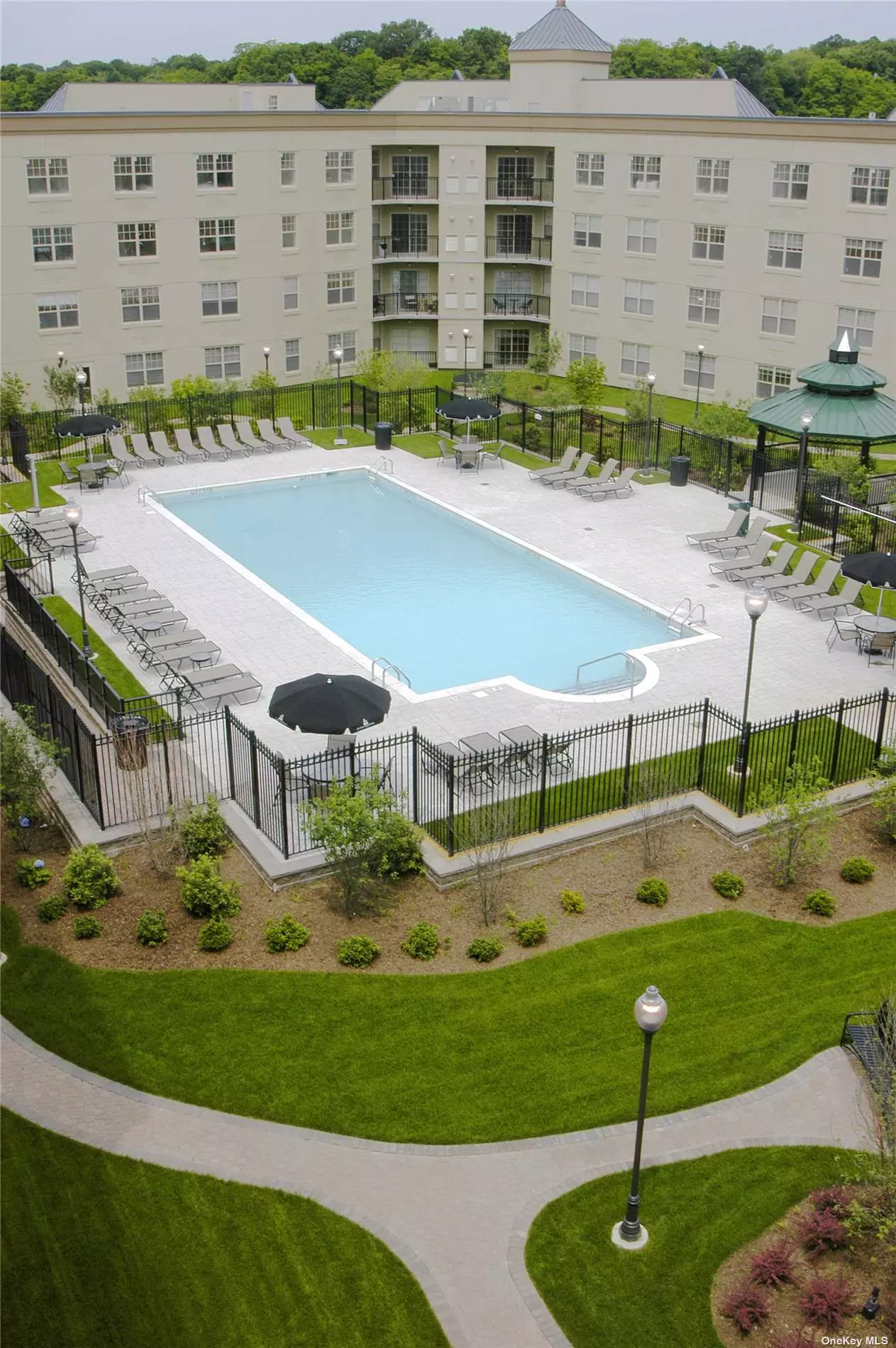 Special: 1Bd -$150 Off/mth M/I by 7/15/22*.Concierge-AM/PM-365 bldg. Elevator.Pool. Courtyards.Gar Prkg.Pkg Serv/ Pet friendly. Gym.BizCtr.Controlled Access.Intercom.Frplce Lounge.Bbq.Modern Kit Cabs./Stls Appl.Vinyl/Crpt.Ceil fans. WD. Nr Harbor, NYIT/Old Westbury, Garvies Point/Sands Point Preserve. 1 hr-NYC/LGA/JFK. Rte 107N. *restrictions apply.