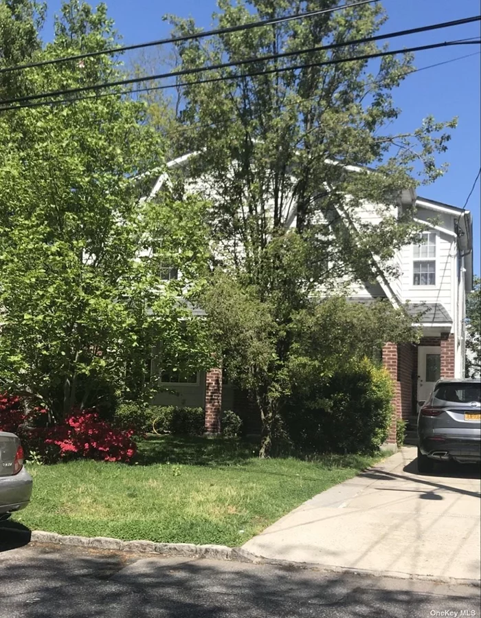 Bright and Spacious. Manhasset Isle Gem. 3 Bedrooms, 2.5 Bath Duplex. Living Room, Separate Dining Room, Eat-in Kitchen, Powder Room. Full Finished Basement with Washer/Dryer.