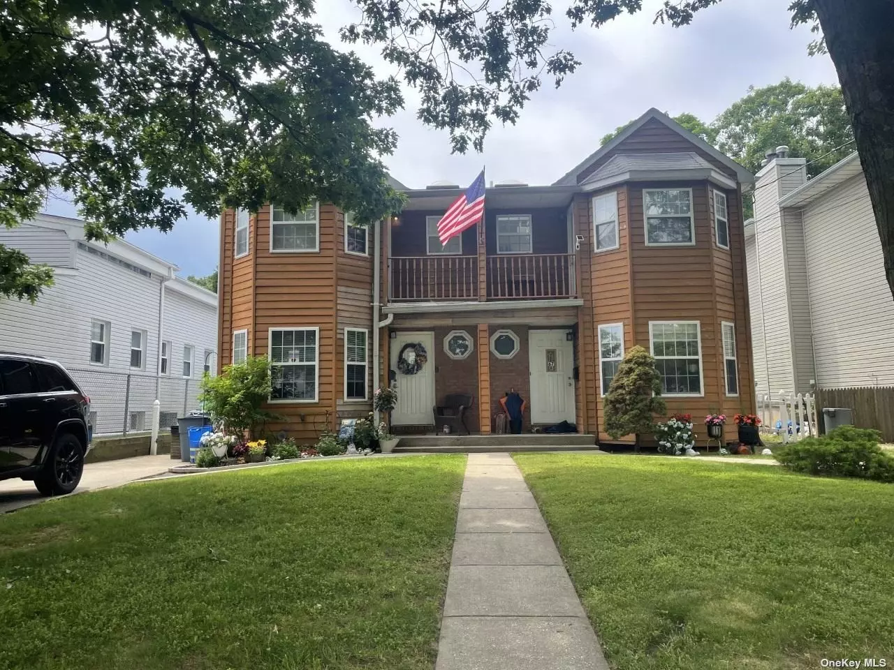 Manhasset Isle 3 Bedrooms, 2.5 Bathroom Duplex. Eat-in Kitchen with Stainless Steel Appliances, Spacious Living Room/Dining Room with Fireplace. Open Floor Plan, Full Finished Basement, Washer/Dryer. Sliding Doors to Deck.