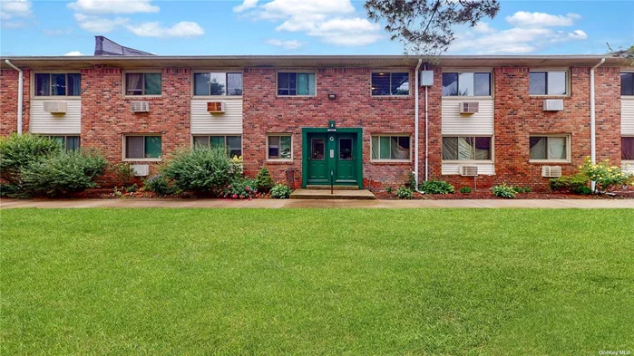 Beautiful 1 bedroom Co-Op in Forest Green in Islip school district. Forest Green has an active gym, clubhouse and recently updated outdoor pool. Conveniently located to parkways, tons of great restaurants and shopping. Do not want to miss out on this one!