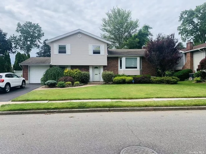 Jericho school district. Beautify tree line block split house, 4 bedroom with 3 bath, sunny and Bright. Gas cooking and central A/C, Move in condition. Close to supermarket and restaurant. Hurry! It won&rsquo;t last!