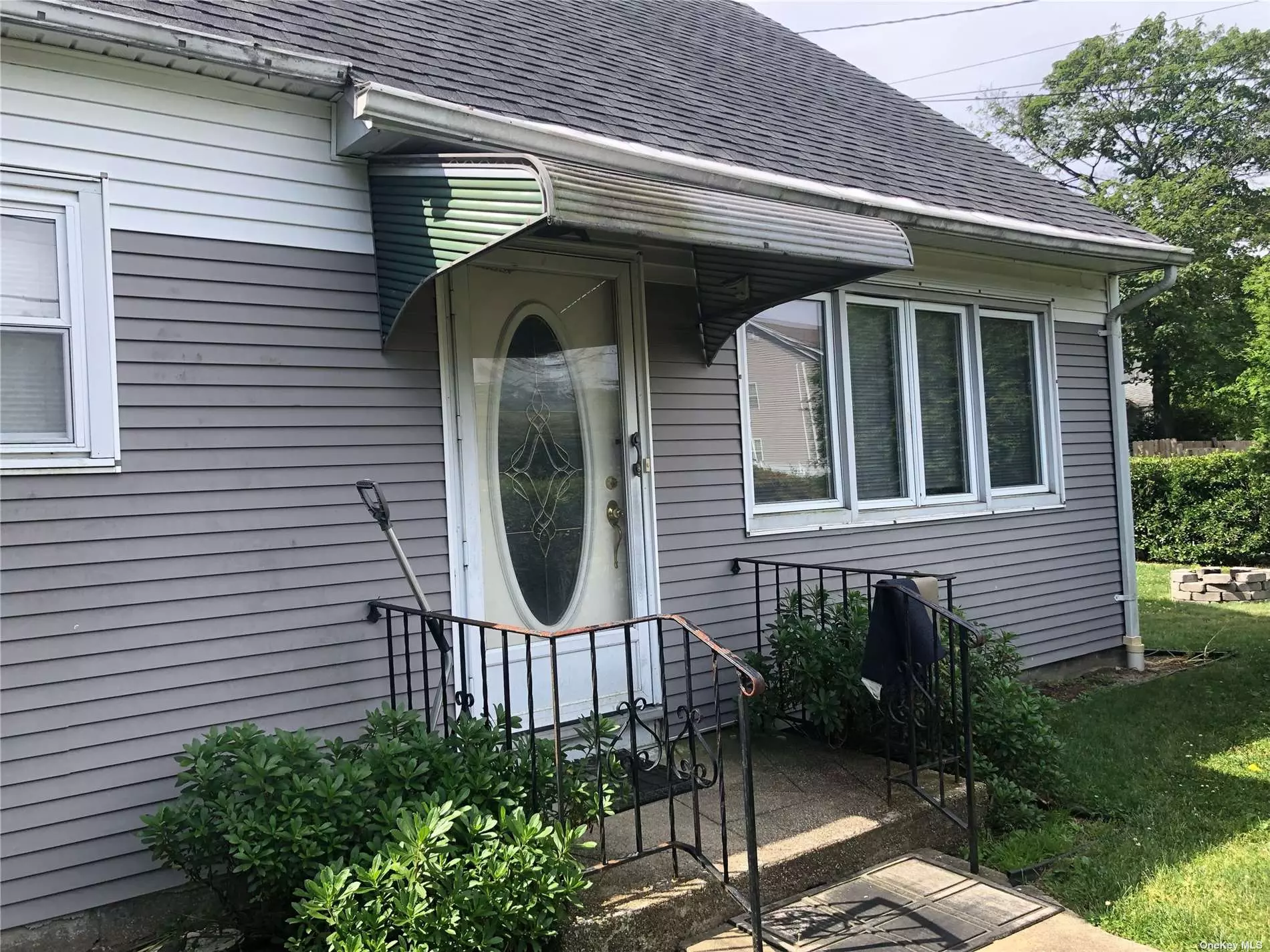Full house rental close to Babylon RR and town. 2 Br, 1full bath, EIK, living room and beautiful yard. 1 car detached garage to park cars. Washer/Dryer hook up. Plenty of storage. All applications thru NTN.
