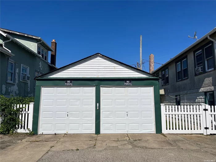 West End Wide Block 30X60&rsquo; building lot. There is currently a 2-car garage on the property.