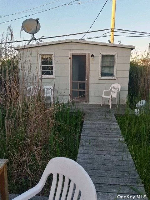 Robbins Rest - A Studio located on a quiet block close to the beach! Includes beach umbrella, 2 beach chairs, and outdoor shower.