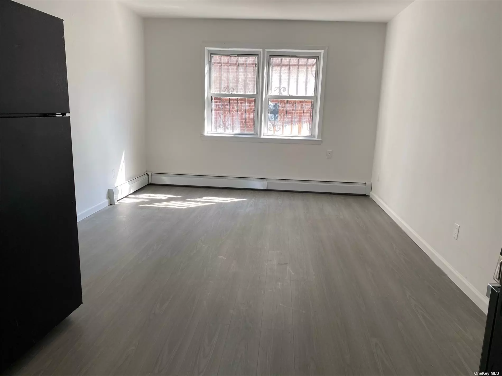 Newly Renovated One Bedroom Apartment on the First Floor in the Heart of Bayside. Brand New Kitchen and Bath. Hardwood Floor. Close to Public Transportation, Shopping, and Major Highway. Walking to Lirr. School District #26 (Ps31 & IS025, Francis Lewis High School). Heating and Cooking Gas are Included. A Must See.