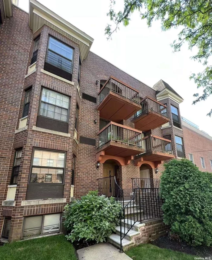 Hillcrest Estates top floor 3 bedroom 2 bath unit w/ terrace, private indoor parking, laundry in unit and much more. Interiors feature h/w floors, L-shaped dining area, master bedroom ensuite all in a great location close to shopping and transportation.