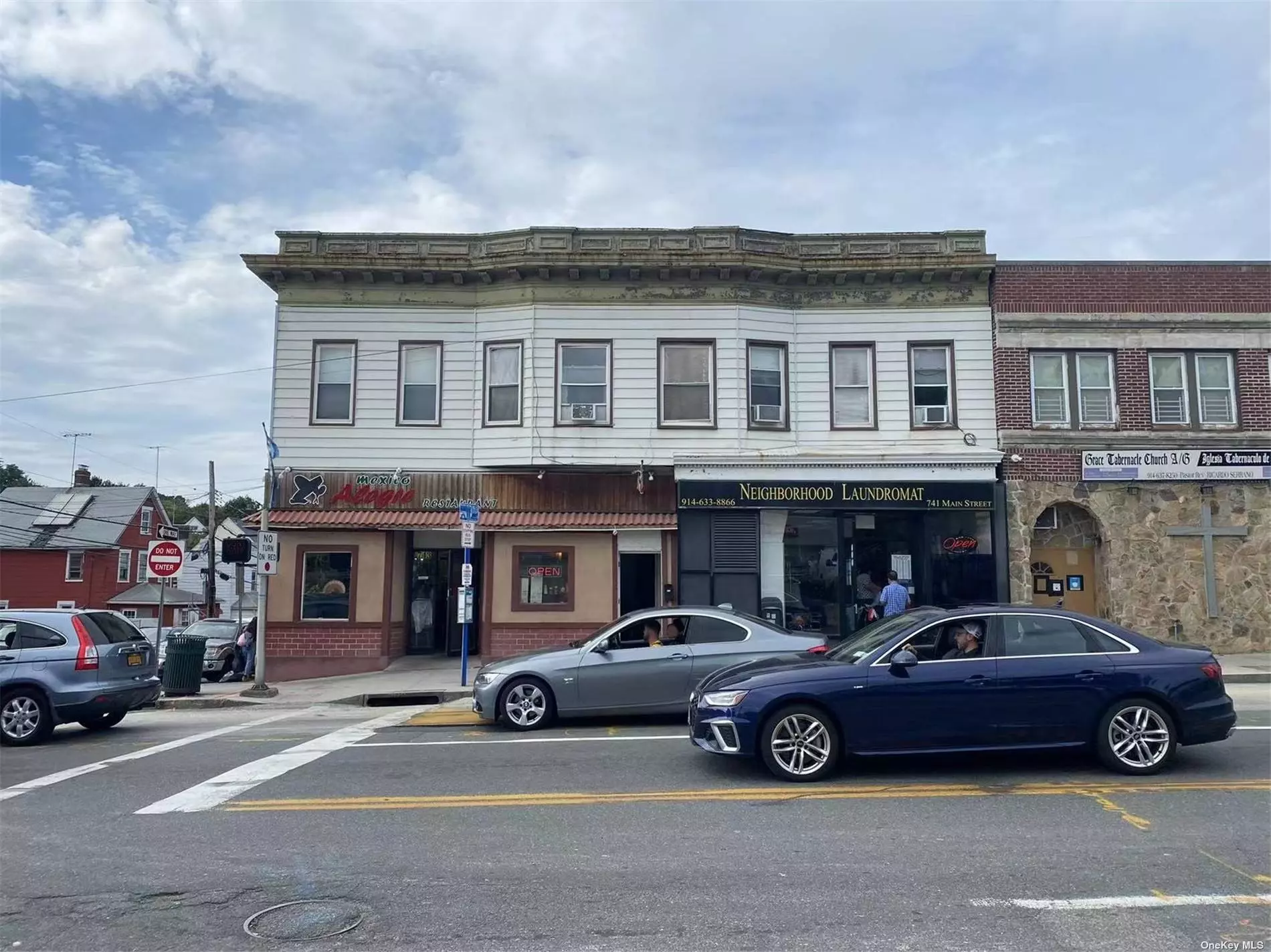 Good income property for investors on a busy street with 6.1% cap rate. Two 3 bedrooms and 1 bath residential units with two storefronts, a restaurant and a laundromat.