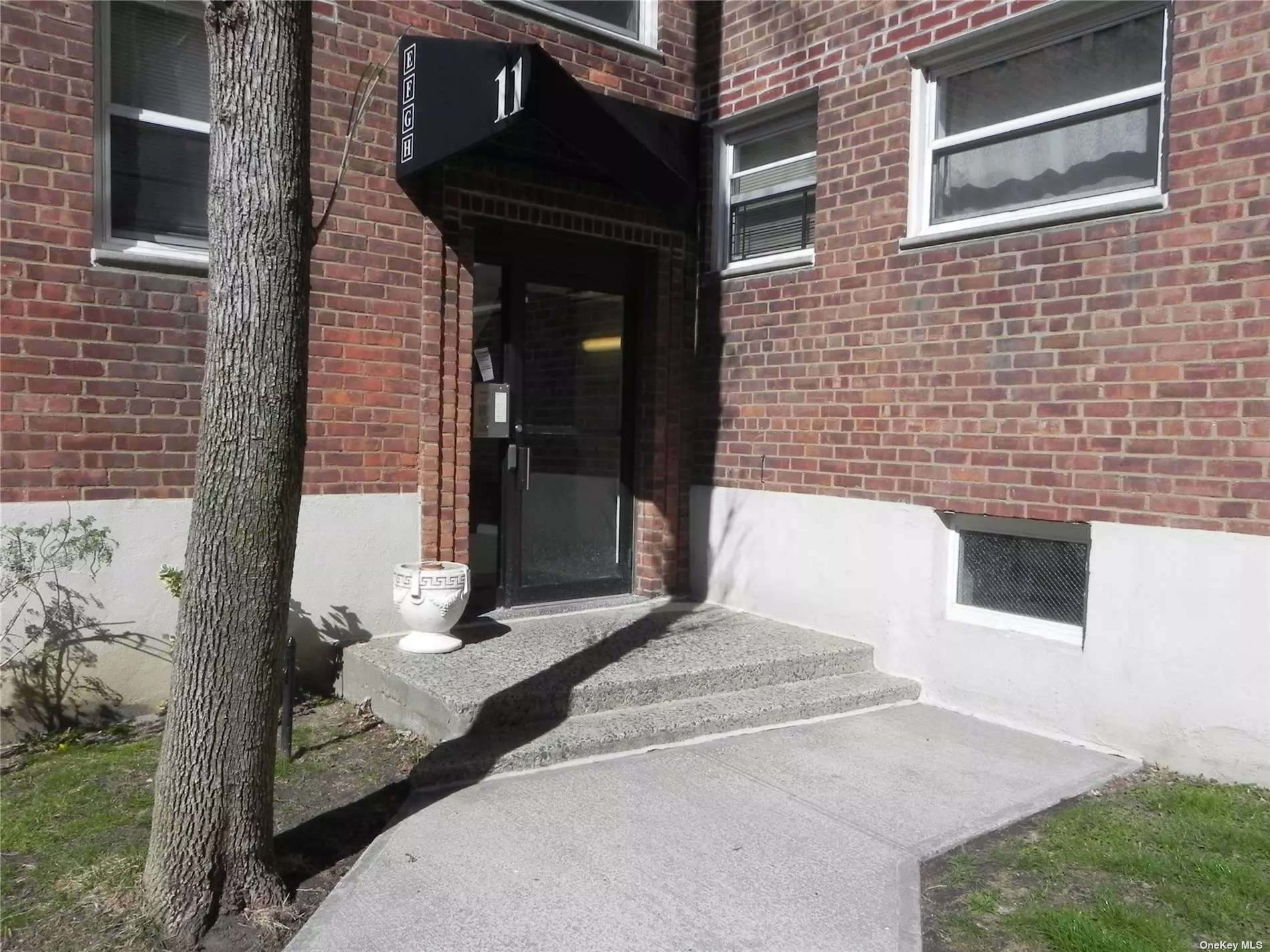 Great Neck. Hight Floor 1 Bedroom/1 Bath Apartment In The Heart Of Great Neck. Apartment Features Living Room/Dining Room Area, Efficiency Kitchen And Full Bath. Laundry On Premises. In Very Close Proximity To Great Neck Lirr, Shopping, Dining, And Much More!