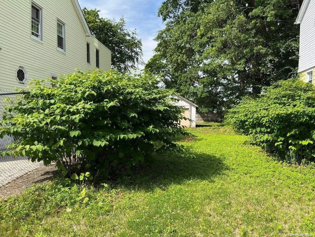 Vacant lot w/ garage, 32x157 lot size, in residential setting. Perfect for investor/builder or home owner looking to build their dream home. Don&rsquo;t miss out on this opportunity!