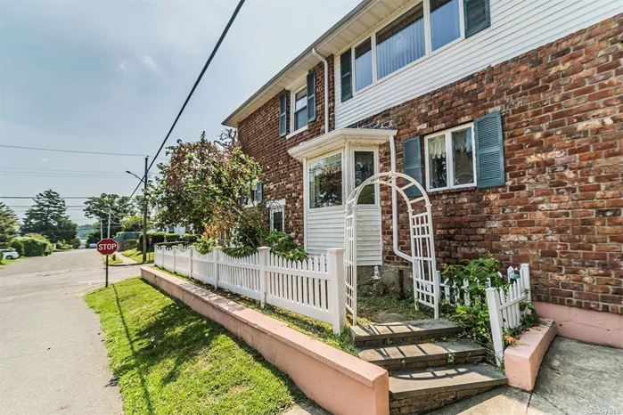 Perfectly located in the heart of Glen Cove. This wonderful center hall colonial is a suburban dream and move-in ready just for you! Close to morgan memorial park.