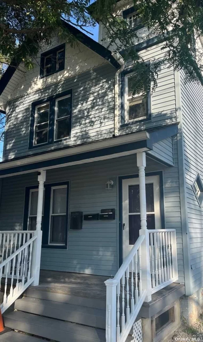 One bedroom apartment on 2nd floor featuring eat-in kitchen w/dishwasher, living room and full bath. Includes heat. Tenant pays electric. Parking included for 1 car. Close to LIRR, stores, shops! Sorry no pets