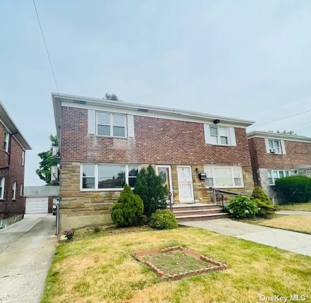 FRESH MEADOWS 3 BEDROOM 2.5 BATH FULLY RENOVATED HOME FOR RENT. CENTRALLY LOCATED CLOSE TO SHOPPING, BANKS , TRANSPORTATION, ST JOHNS UNIVERSITY & HOUSE OF WORSHIPS.