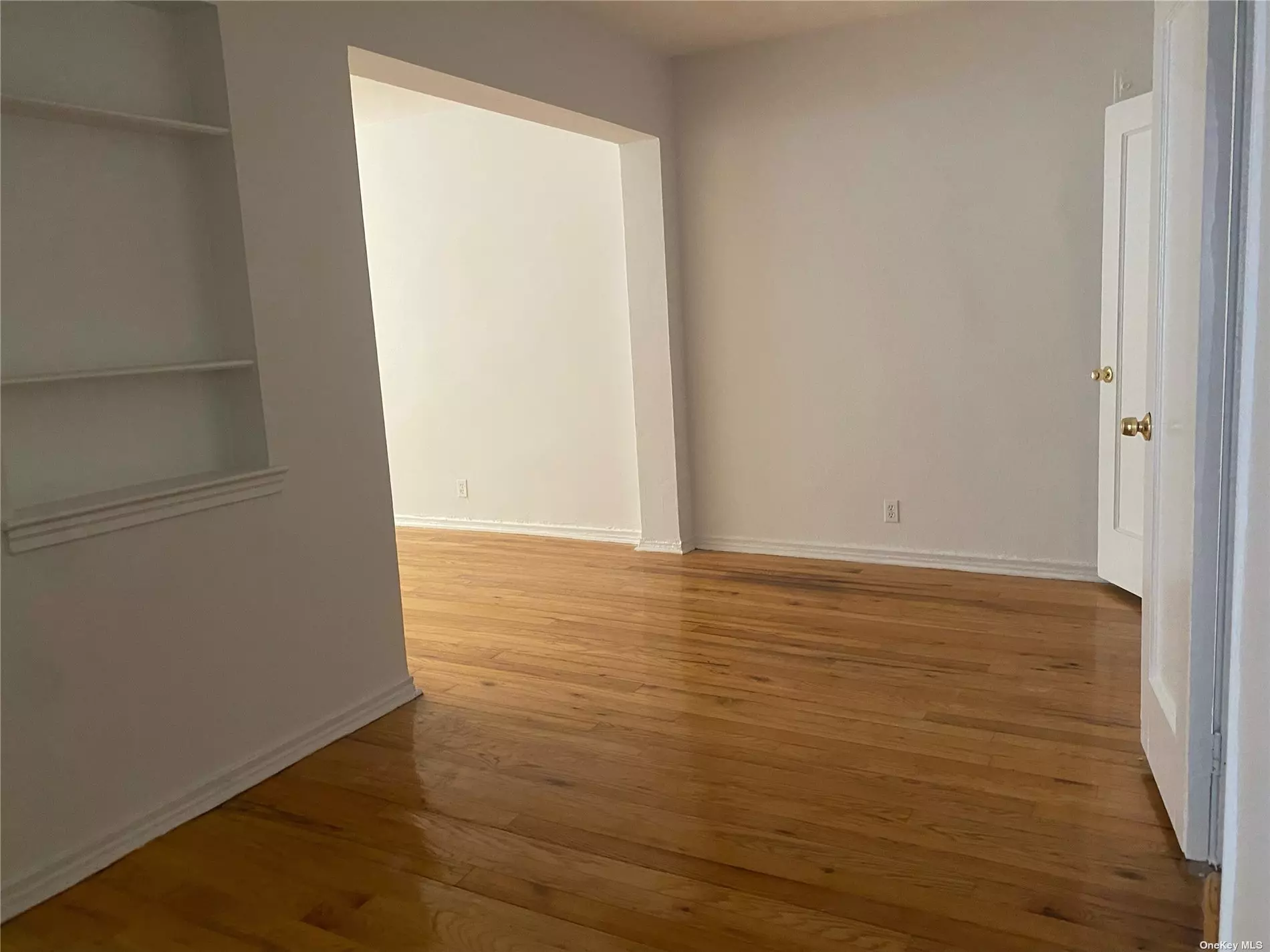 Great Neck. 1st Floor 1 Bedroom/1 Bath Pet-Friendly Apartment In The Heart Of Great Neck. Updated Kitchen, Beautiful Hardwood Floors Through-Out. Laundry In Building, Supers On Site. Very Close Proximity To Lirr, Shopping, Dining, And Much More.