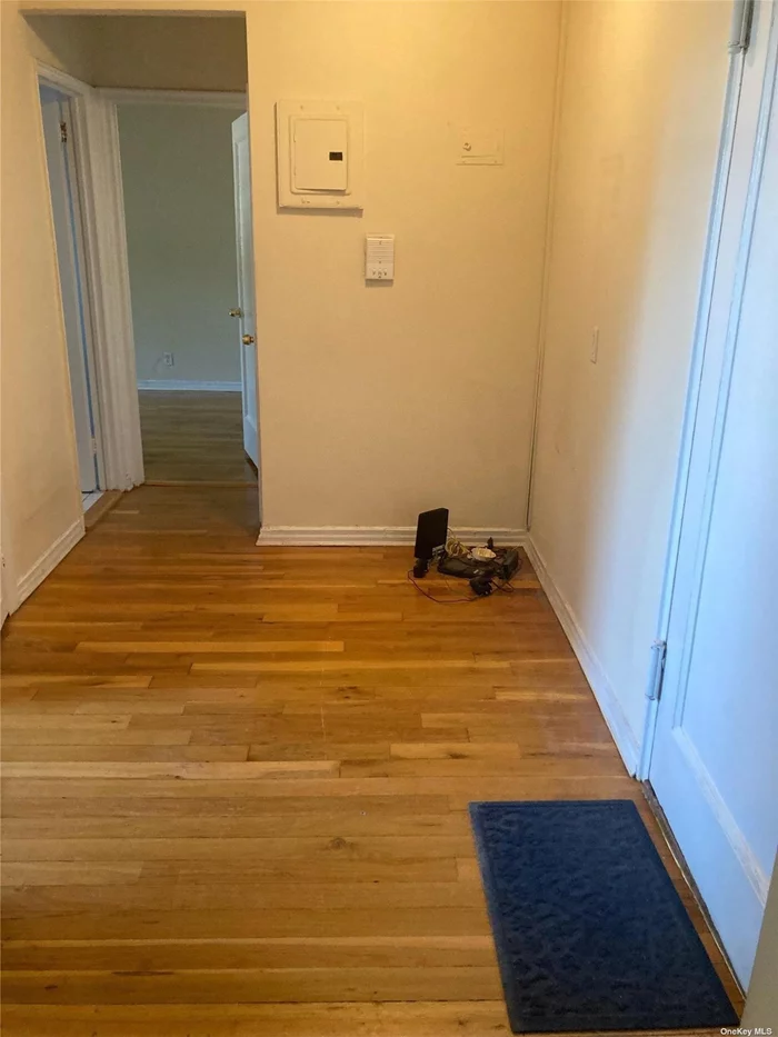 Great Neck. Top Floor 1 Bedroom/1 Bath Pet-Friendly Apartment In The Heart Of Great Neck. Updated Kitchen, And Beautiful Hardwood Floors Through-Out. Laundry In Building, Supers On Site. Very Close Proximity To Lirr, Shopping, Dining, And Much More.