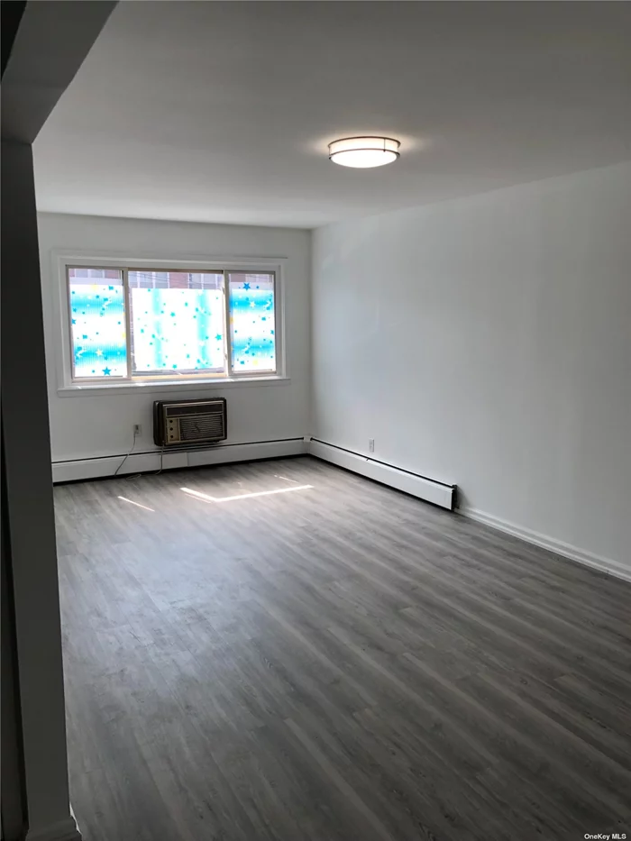 Large 2 Bedrooms In Bayside Oakland Gardens. Water And Heating Included. Parking For Extra Fee. Close To Public Transportation & Major Highways.