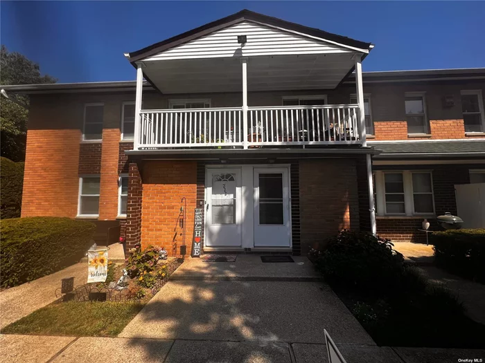 Upper Unit, 1 Bedroom 1 Bath, CAC, Hardwood Floors & Great Closet Space. Convenient To Parking, Amenities, Pool, Club House, Gym, Tennis & Playground! Open house canceled for this weekend and will resume next Saturday.