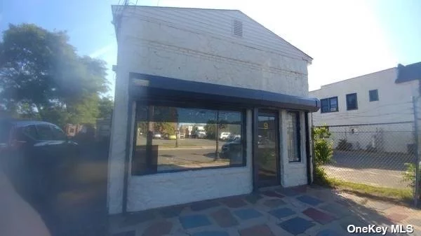 Commercial Building in Excellent Condition. Many New Amenities In The Neighborhood. Located On Best Block On 3rd Avenue, In Booming Bayshore Long Island. Many New Restaurants, Cafes, Clubs, All Within Steps Away. Excellent For Development.