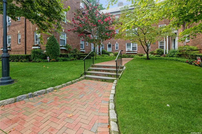 Updated 2nd floor XL 1 br coop apartment near all! Great flow, XL rooms, newly renovated bathroom, great closet space. Beautiful hardwood floors throughout. Beautifully maintained garden apartment development in ideal proximity to parks, town, LIRR, shopping/dining.