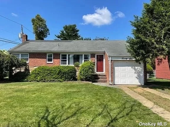 Cozy updated 3 Bedroom 1.5 bath ranch in the heart of Syosset school district. Full finished basement provides extra recreation space. Huge back yard brings you a suburban living style. Quiet and convenient location.