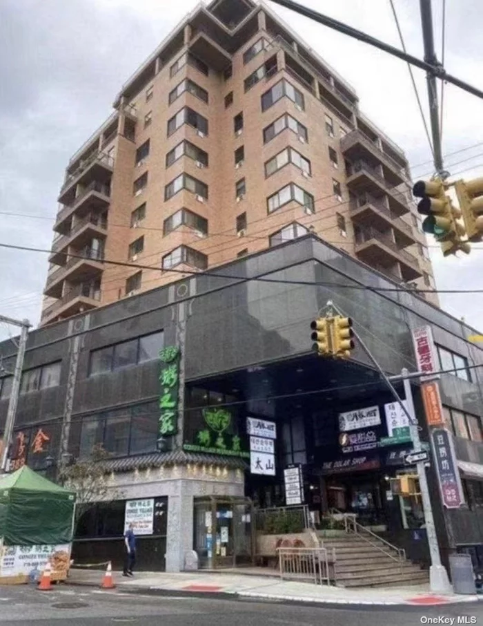 Downtown Flushing condo for rent, 2 beds + 2 baths + balcony, washer/dryer in unit, building has doorman, tenant pays for both electricity and gas. 3 minutes walk to subway & LIRR, convenient to all.