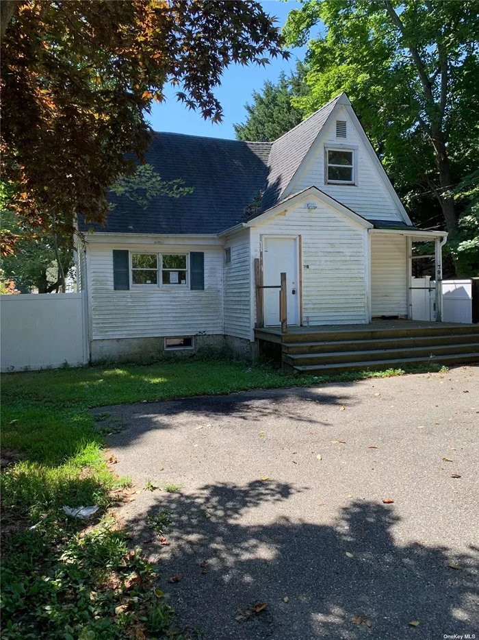 Legal 3 family in Wading River! Front house has 2 separate units, and a cottage in the back. House needs a lot of work!!! Cash only! Sold As Is Less than five minutes to Wildwood Park, and a quick drive to the Hamptons!