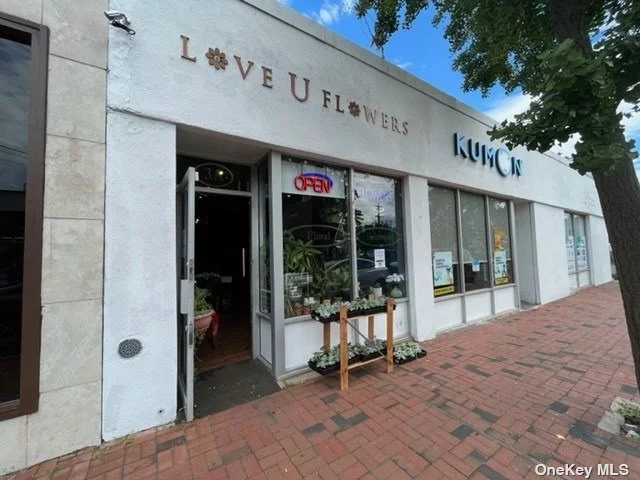 COMMERCIAL RETAIL SPACE IN DOWNTOWN GREAT NECK AT PRIME LOCATION NEXT TO HIGH-TRAFFIC AREA AND LIRR AND MUNICIPAL PARKING LOT. PREVIOUSLY USED AS FLORIST SHOP, NEXT TO BUSY FRANCHISES, AFTER SCHOOL PROGRAM, GYM, EATERIES, DANCE STUDIO, SALONS, AND PROFESSIONAL OFFICES.