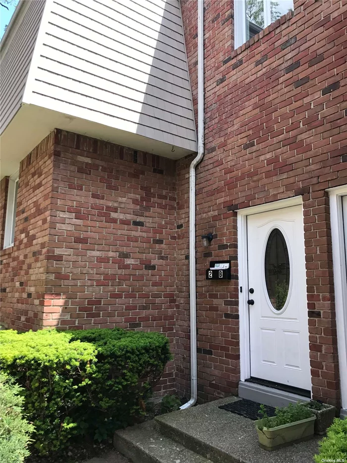 Duplex 2 BR 2.5 bath W/CAC & HW floors thru out. W/D in basement. One off street parking. Tenant pays all utilities. LL requires Credit check and proof of funds.