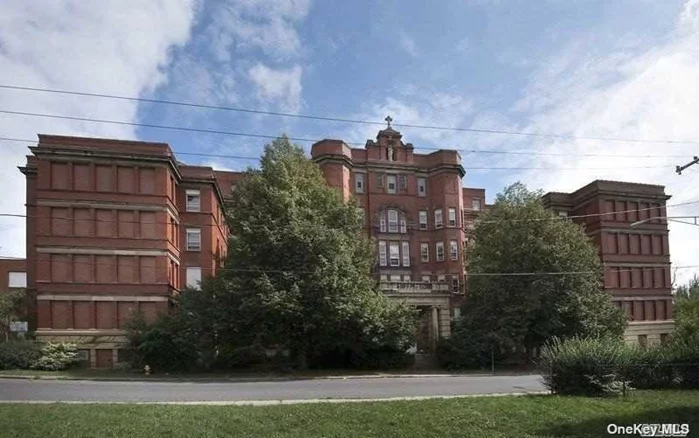 Prime location, located in the center of Niagra Falls, New York. 114, 000 square feet of brick building. The St. Mary&rsquo;s Hospital with a six-story building with a total of 119 rooms, with water views from the top two floors, was built in 1902. The building is located just 0.8 miles from the world&rsquo;s wonder Niagara Falls, 0.4 miles from the city center and Seneca Casino, and 0.3 miles from the Niagara Medical Center. Due to the age of construction, the building is a historical building, and the US state and federal governments have subsidies. This huge building can be used for many different projects.