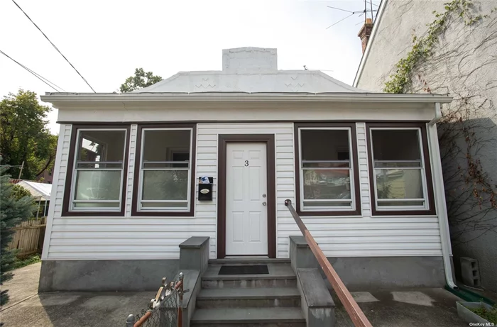 GREAT ONE FAMILY PROPERTY IN THE HEART OF PORT CHESTER. CLOSE TO ALL!!! WALKING DISTANCE TO ALL THE SHOPS SUPERMARKETS TRANSPORTATON. A MUST-SEE PROPERTY!!!