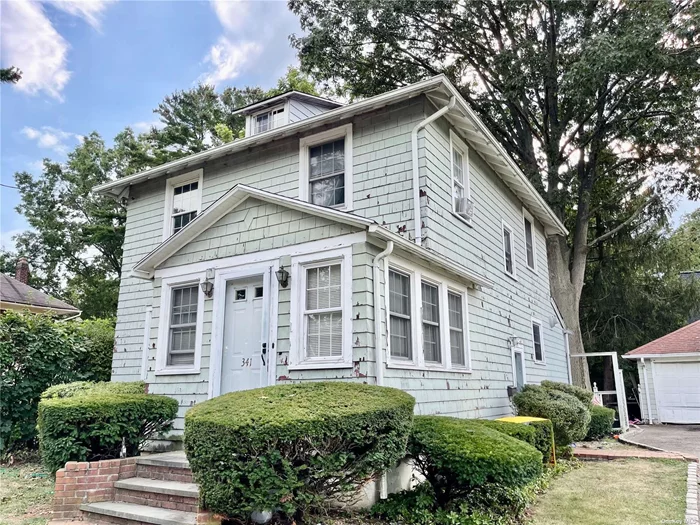 Great Location ! Features Living Room, Dining Room, Kitchen, 4 Bedrooms & 2 Bathrooms. Full Finished Basement With Separate Entrance. Close to LIRR & Shopping.