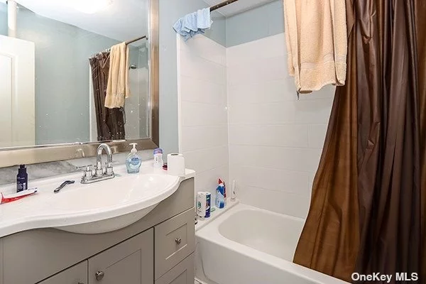 1st Fl Bathroom