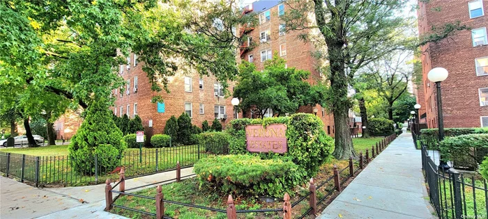 Beautiful 1 Bedroom Apartment In Great Location Of Forest Hills. Cozy Unit With Lots Of Ambient Light, Hardwood Floors Throughout, Separate Living Room and Updated Bathroom . Close to Public Transportation, Shops, Restaurants And Park.