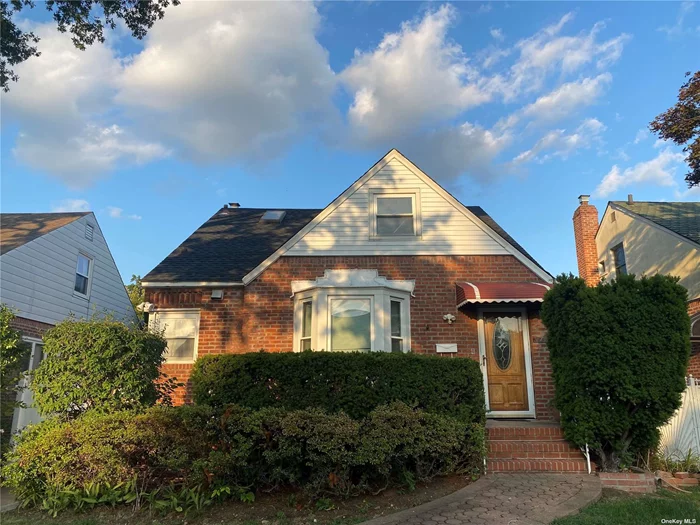 40 x 100 Detached house in the heart of Fresh Meadows, conveniently located a few blocks from shops, transportation, major highway, schools, restaurants, movie theaters and much more. Spacious, Sunny and Bright features 3 bedrooms, 2 full bathrooms and a full finished basement and side door entrance.