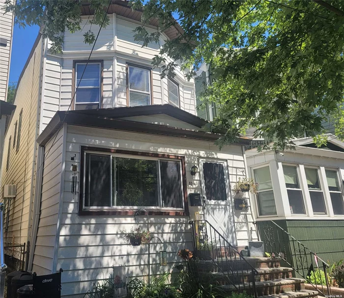 Detached 4 Br, 2 Fbth Colonial, in the Heart of Woodhaven.