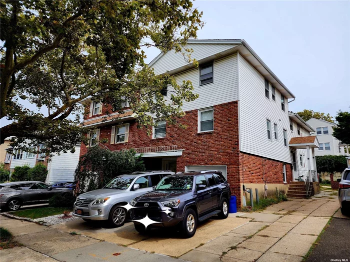 Bright and spacious large 3 bedrooms 2 bathrooms duplex unit located in Oakland Gardens. One parking spot is included, close to school and transportation. Convenience to all. Must see.