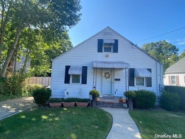 Great Opportunity to Live in Oyster Bay !! Make This Your Own, Plenty of Room to Expand On This Adorable Home. 3 Bedrooms, 2 Baths, Large Kitchen w Gas Cooking, Walk Out Basement Leading To A Huge Yard, Perfect For Entertaining. Close to Town and Beach!